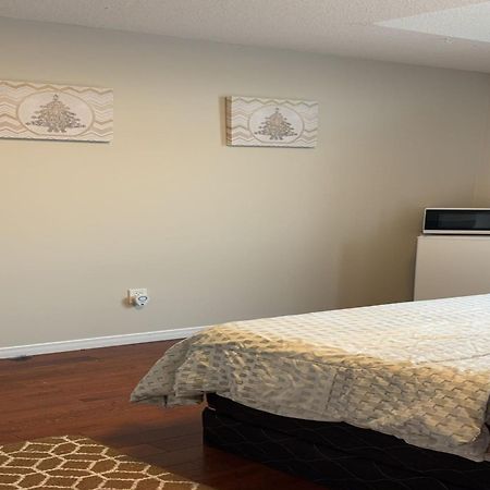 Bright Queen Room Close To Sheridan College And Airport Brampton Exterior photo