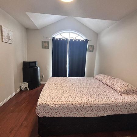Bright Queen Room Close To Sheridan College And Airport Brampton Exterior photo