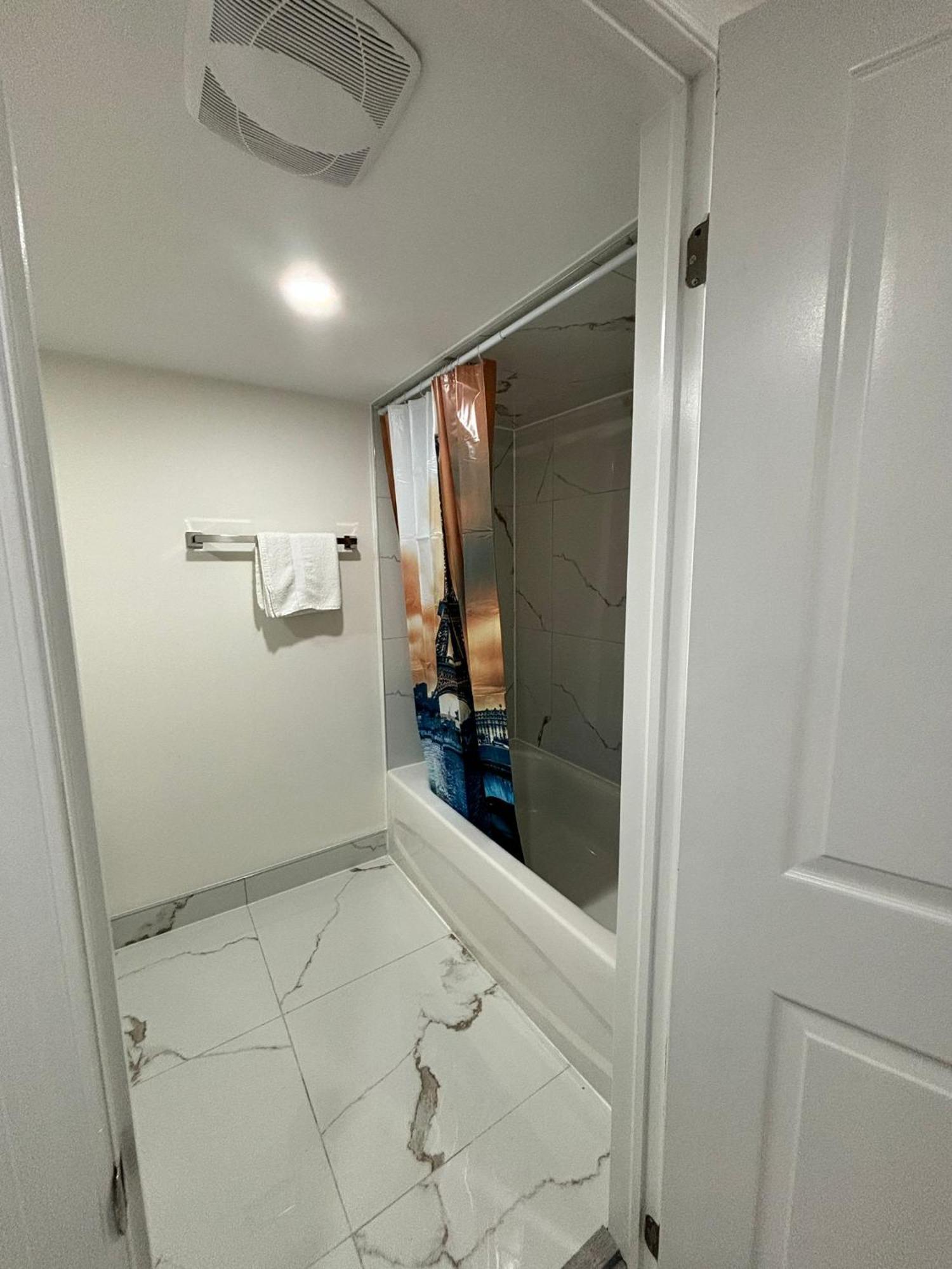 Bright Queen Room Close To Sheridan College And Airport Brampton Exterior photo