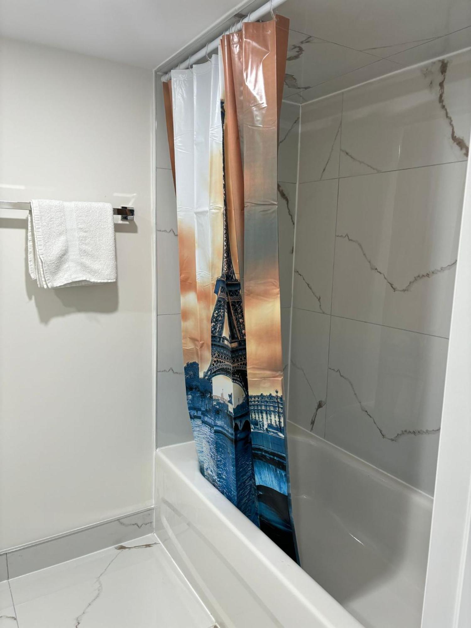Bright Queen Room Close To Sheridan College And Airport Brampton Exterior photo