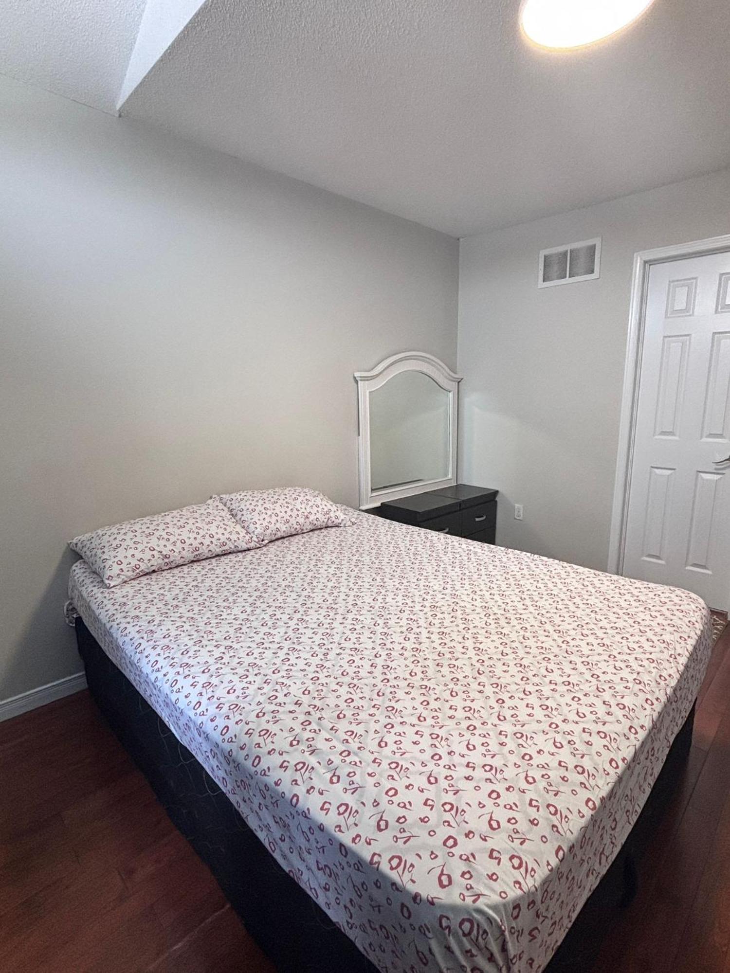 Bright Queen Room Close To Sheridan College And Airport Brampton Exterior photo