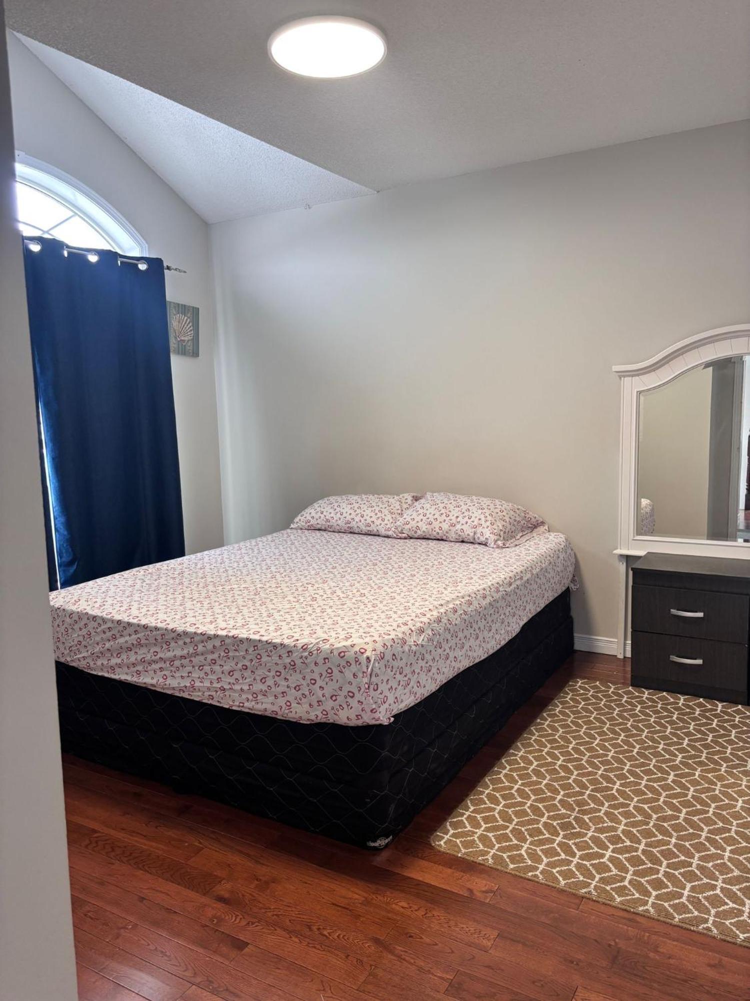 Bright Queen Room Close To Sheridan College And Airport Brampton Exterior photo